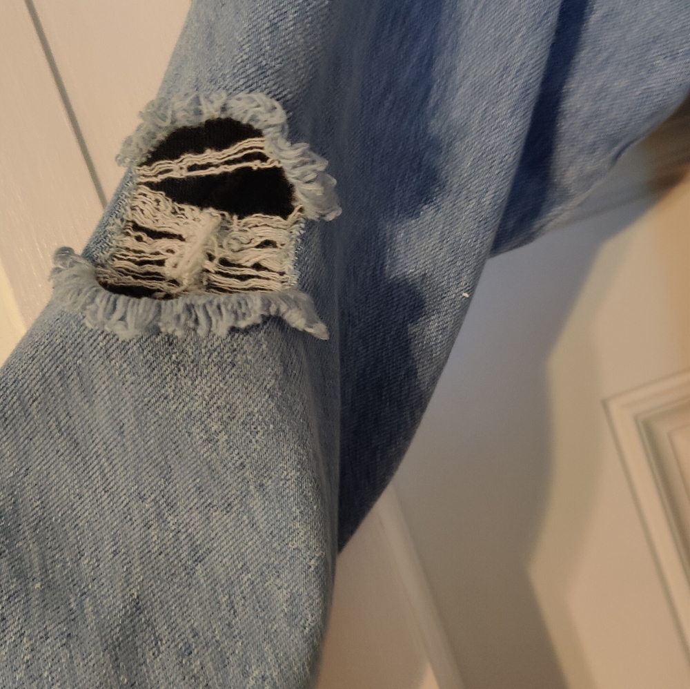 Forever 21 distressed jean jacket size medium - Picture 3 of 7